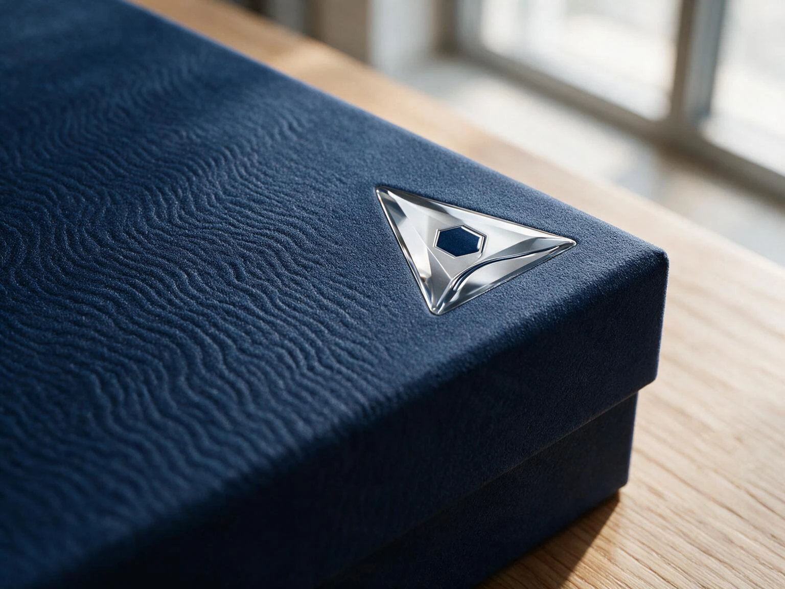 2026 Packaging Surface Finishing Trends: The Dual Revolution of Tactile Experience and Sustainable Aesthetics 1 Soft touch coating and spot UV finishing on luxury packaging box close-up